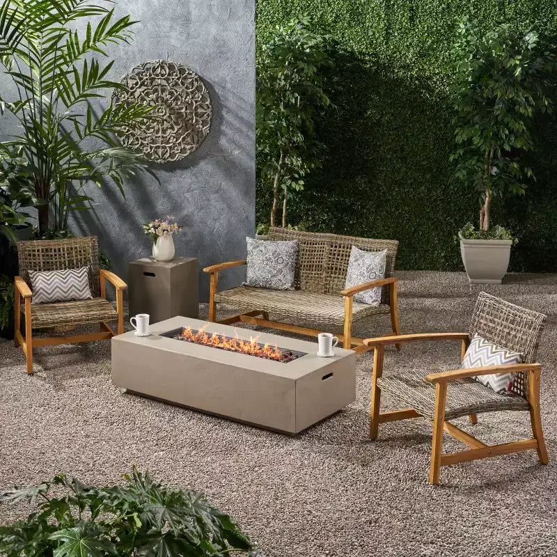 Christopher Knight Home'i Augusta 4-kohaline välitingimustesse mõeldud akaatsiapuidust ja punutisest vestluskomplekt tulekoldega