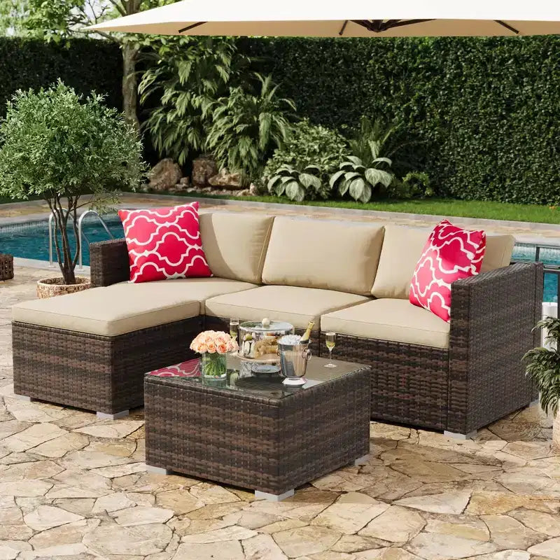 5-teiliges wetterfestes PE-Rattan-Korbgeflecht-Lounge-Set für die Terrasse - dicke Kissen, Ottoman, Couchtisch aus Glas, modulares Outdoor-Sofa für Gespräche im Garten