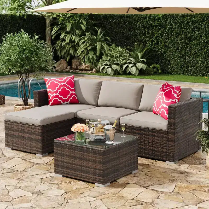 5-teiliges wetterfestes PE-Rattan-Korbgeflecht-Lounge-Set für die Terrasse - dicke Kissen, Ottoman, Couchtisch aus Glas, modulares Outdoor-Sofa für Gespräche im Garten