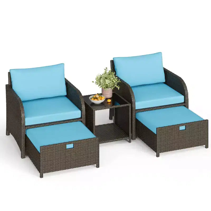 5-teiliges Terrassen-Sitzset, Outdoor-Geflechtmöbel mit Couchtisch aus gehärtetem Glas, Stühlen mit Hockern und Polstern für Garten und Hinterhof
