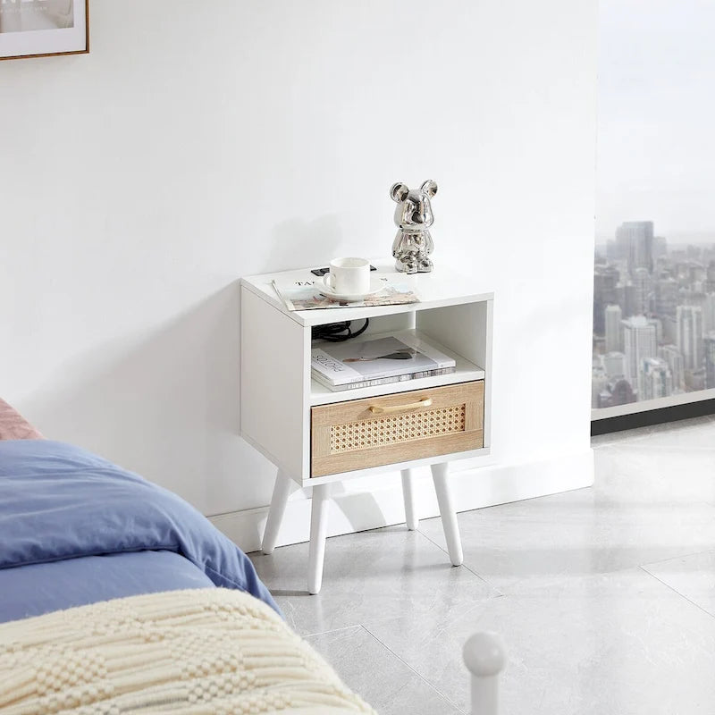 15.75Tavolino in Rattan con Prese di Corrente e Porte USBComodino moderno con cassetto e gambe in legno massello,tavolino da salotto